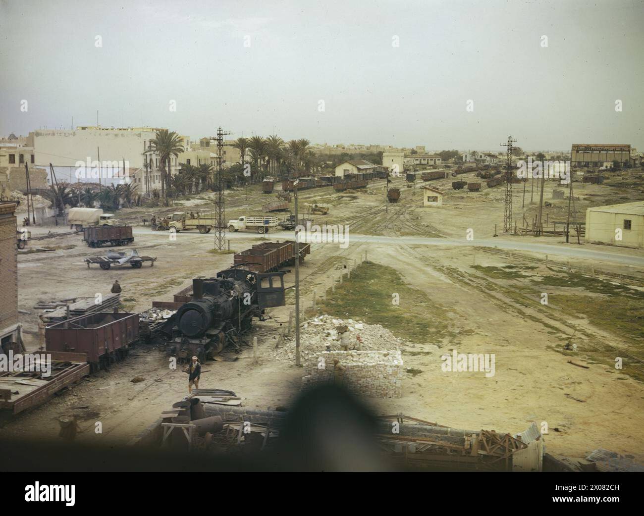 Nel giugno 1943, un raid aereo alleato ha causato danni a uno scalo ferroviario di Sfax, in Tunisia. Foto Stock