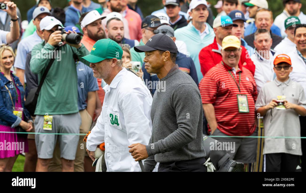 Tiger Woods pratica martedì 9 aprile 2024 in vista del torneo Masters presso l'Augusta National Golf Course di Augusta, Georgia, USA. Qui con la sua Foto Stock