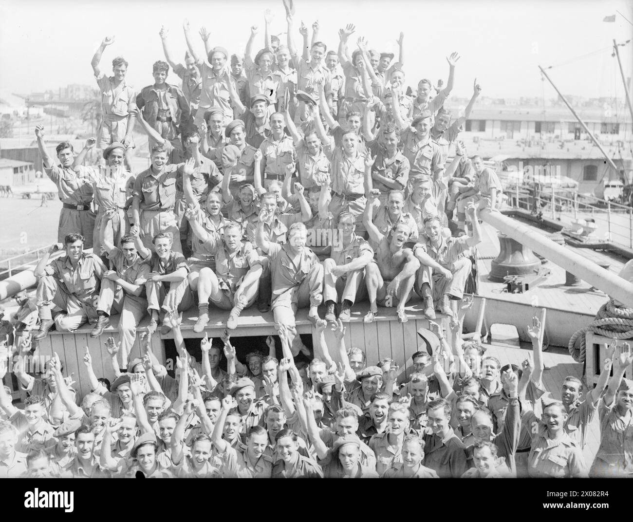 I prigionieri di guerra furono trasportati dai campi tedeschi nel nord Italia a bordo della nave francese Ville d'Oran, arrivando al porto di Alessandria il 31 maggio 1945, con le truppe sudafricane che celebravano la loro liberazione. Foto Stock