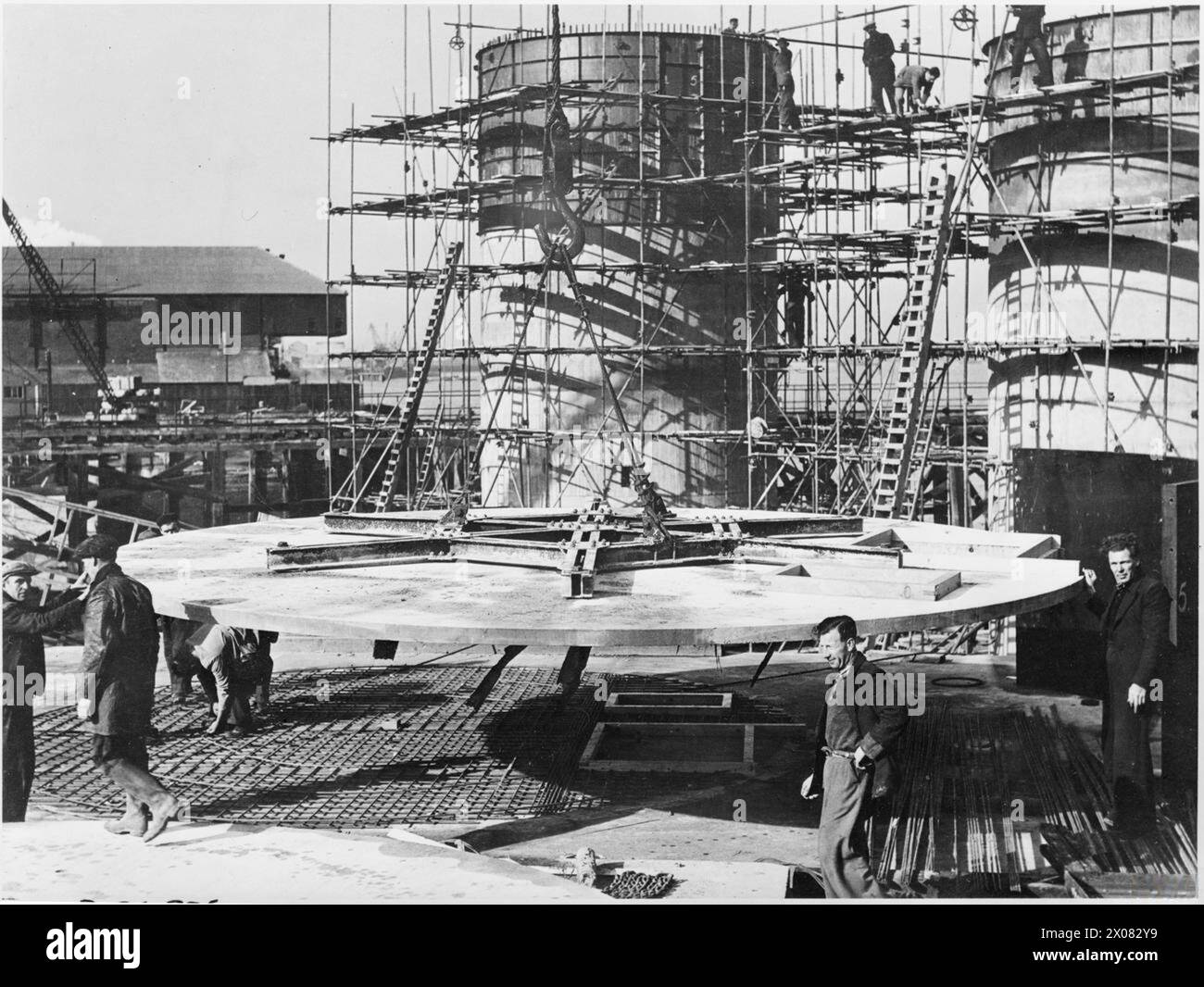 Costruzione di forti marini nell'estuario del Tamigi durante la seconda guerra mondiale, installando sezioni di pavimento rinforzate prefabbricate utilizzando un ragno in acciaio. I forti servirono come difesa contro gli attacchi aerei e marittimi. Foto Stock