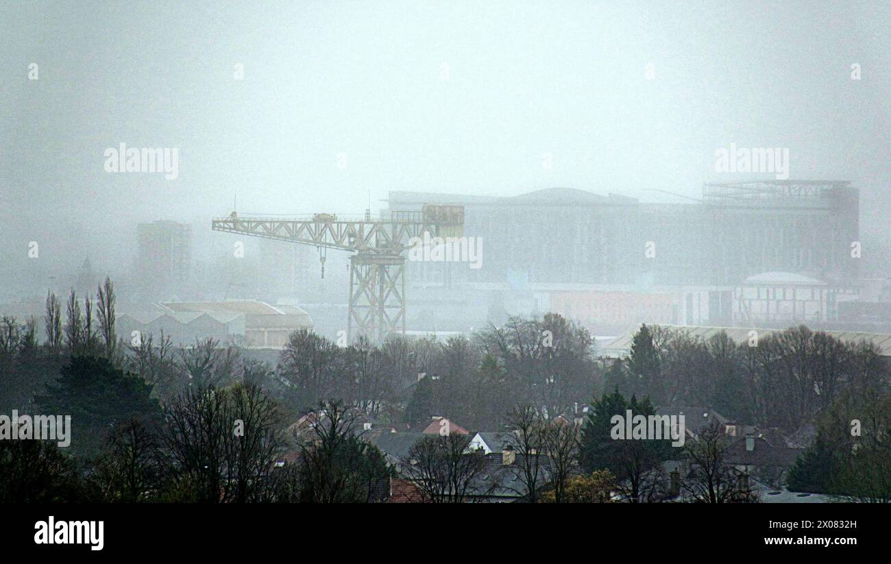 Glasgow, Scozia, Regno Unito. 10 aprile 2024: Regno Unito Meteo: Tempesta Pierrick pioggia sulla città. Pioggia a sud della città con la gru navale clyde Titan e l'ospedale Queen elizabeth in primo piano. Credit Gerard Ferry/Alamy Live News Foto Stock