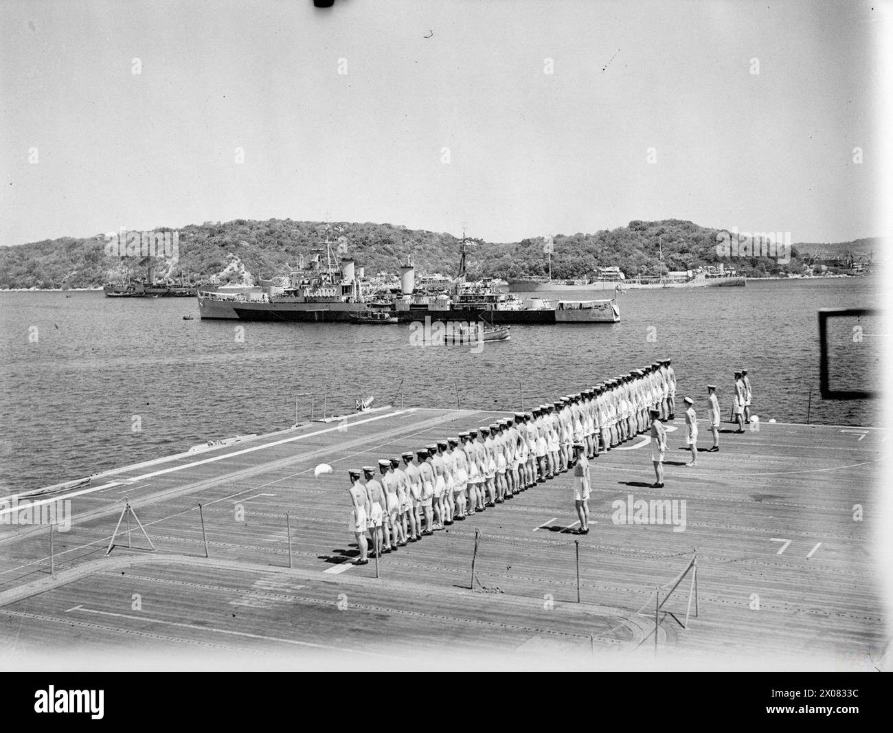 Dal 12 al 16 agosto 1945, a bordo della HMS Shah della flotta delle Indie Orientali, l'equipaggio celebrò la resa giapponese, facendo il loro primo ingresso in tempo di pace nel porto di Trincomalee con la HMS Ceylon sullo sfondo. Foto Stock
