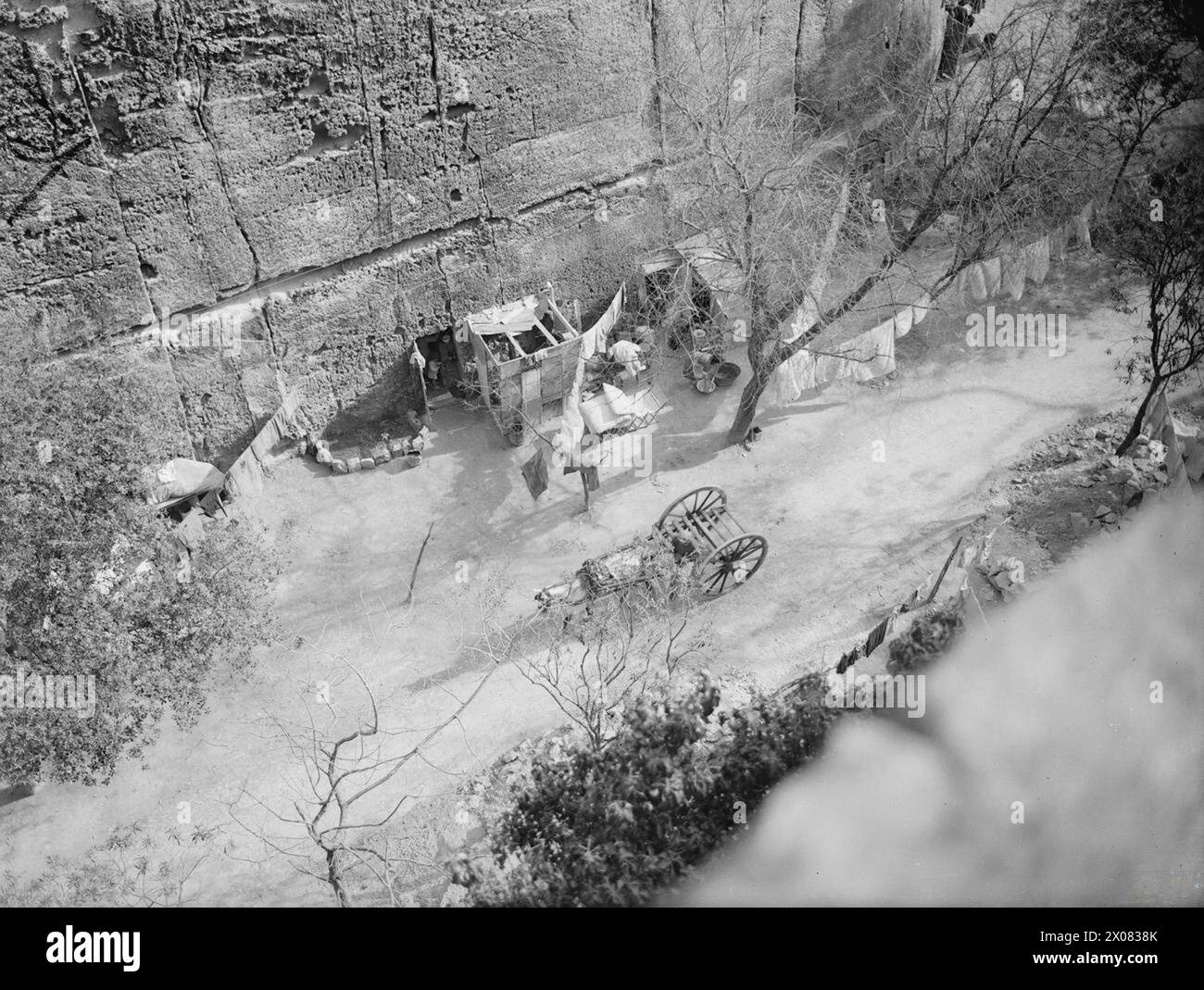 Nel 1942, le famiglie maltesi vivevano in case temporanee nel fossato principale intorno a la Valletta dopo i bombardamenti che danneggiarono le loro case. Foto Stock