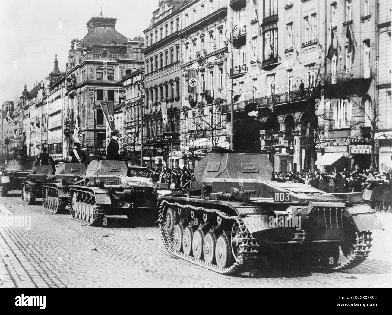 LA CRISI CECOSLOVACCA, 1938 - 1939 - carri armati Panzer II tedeschi in Piazza Venceslao a Praga, 20 aprile 1939 esercito tedesco Foto Stock