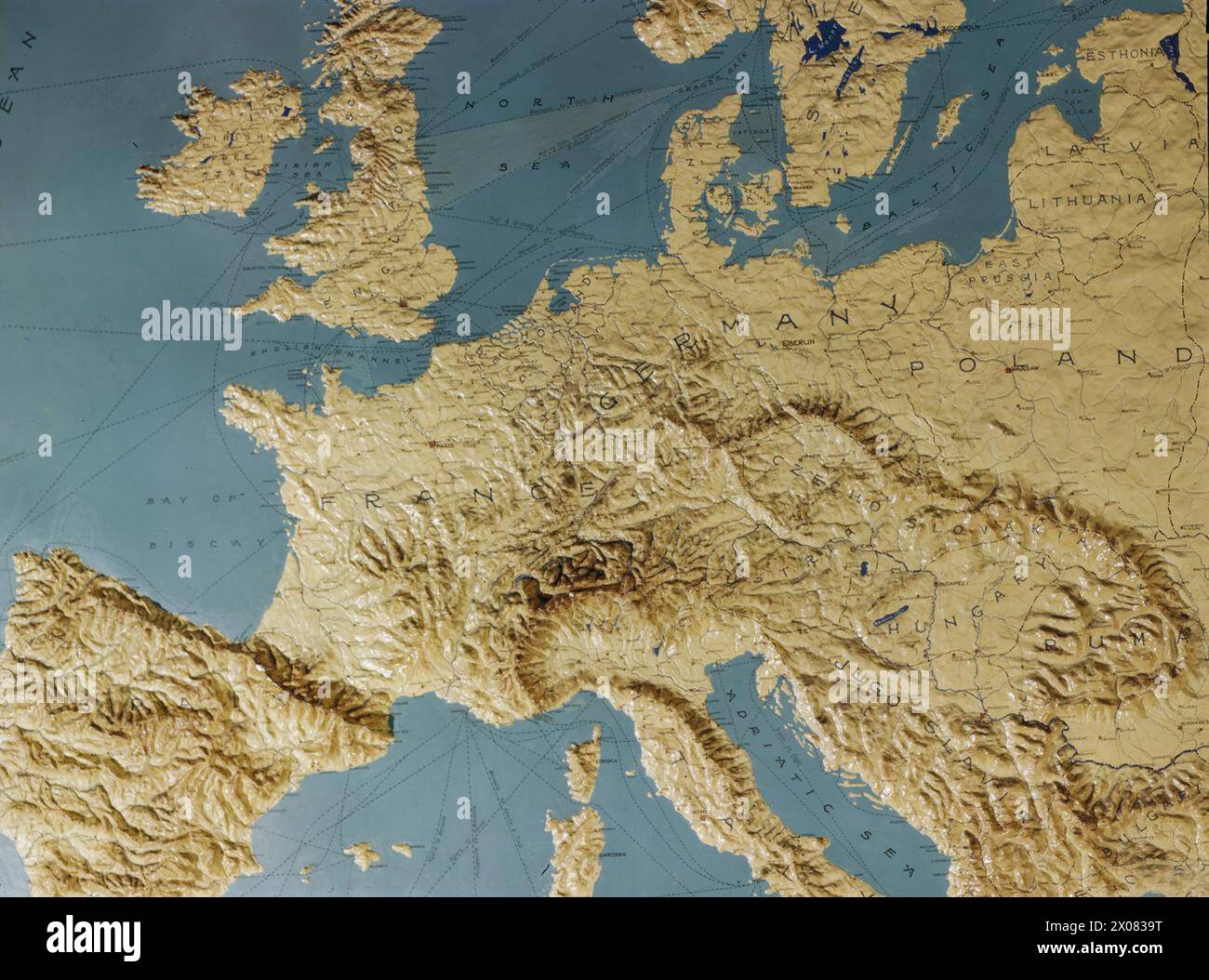Mappa di contorno che raffigura la geografia dell'Europa durante la seconda guerra mondiale, mostrando paesi, confini e principali caratteristiche geografiche rilevanti per le operazioni in tempo di guerra. Foto Stock