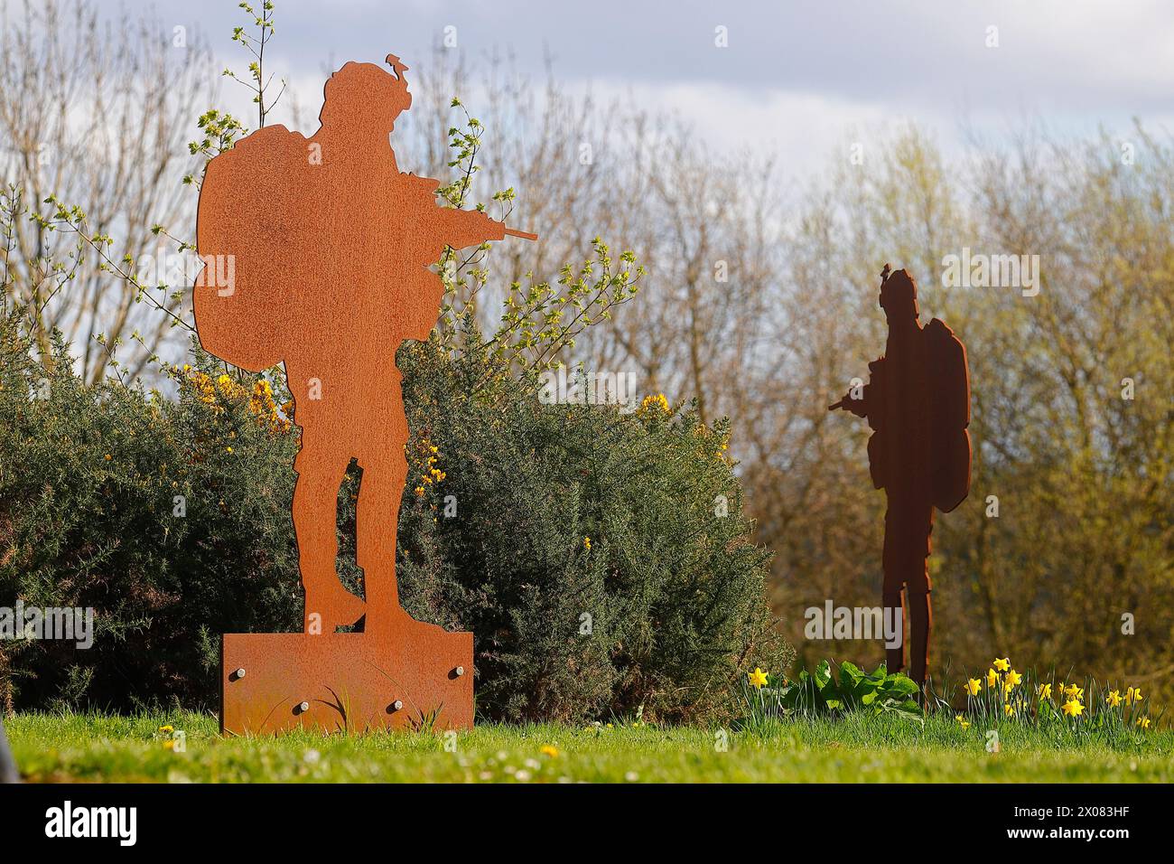 Sculture di soldati d'acciaio sulla rotatoria Jubilee accanto all'Army Foundation College di Harrogate, North Yorkshire, Regno Unito Foto Stock