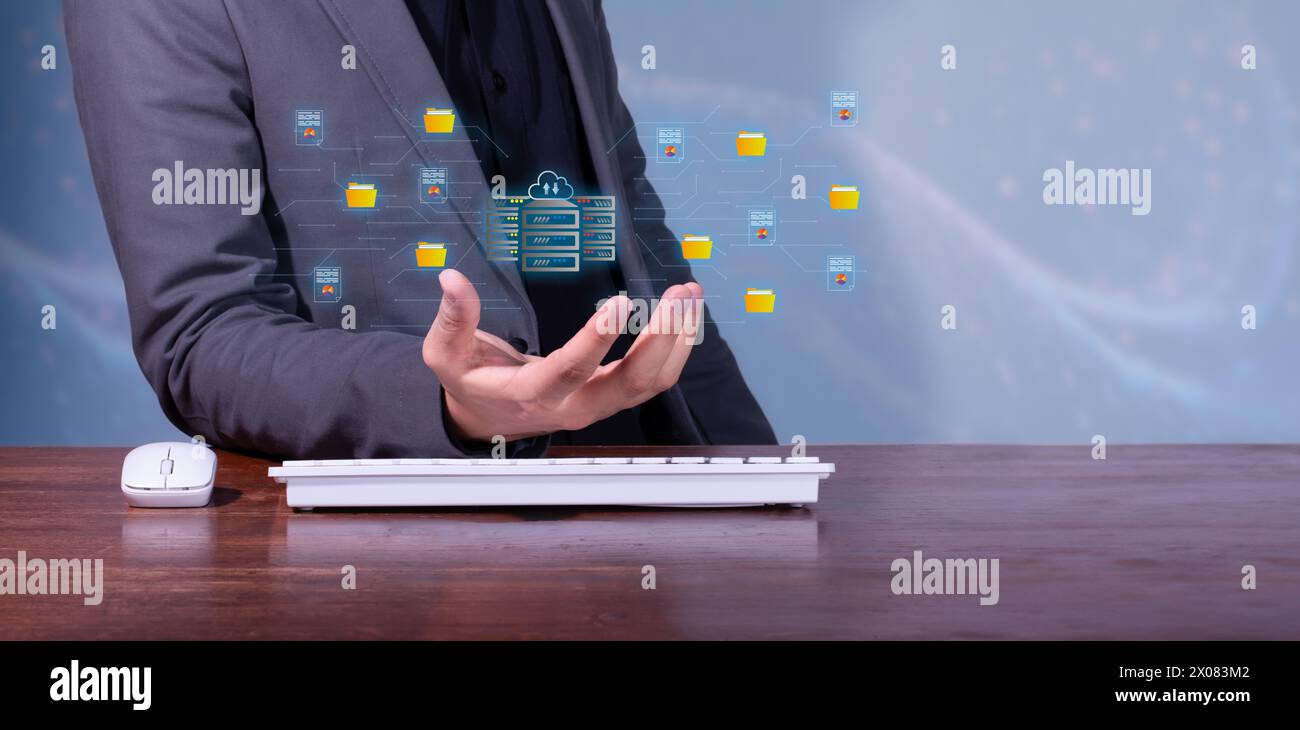 l'uomo d'affari interagisce con l'ologramma del server di hosting di dati e informazioni Foto Stock