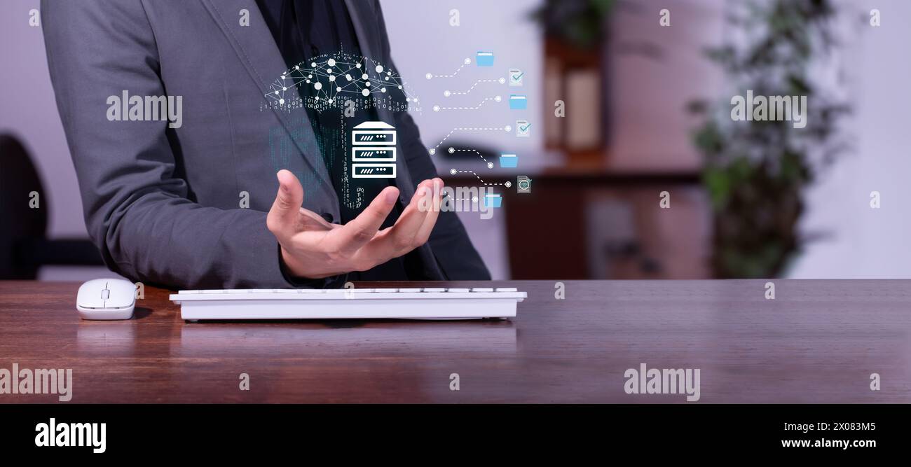 il responsabile del suo ufficio detiene un ologramma sicuro del server dati protetto da un ombrello. icone cartella e documento Foto Stock