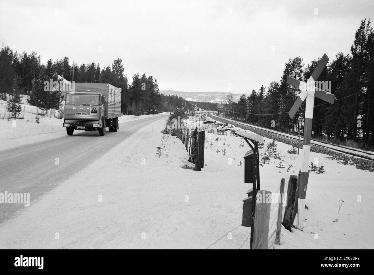 Attualmente 6 - 1 - 1973: DeragliaLa nuova società di groupage Linjegods A/S, in cui le compagnie di autobus e NSB sono i principali azionisti, ha avuto una nascita molto difficile. Il personale della stazione riteneva sconsigliabile consentire il trasferimento di grandi quantità di merci in pezzi dalla ferrovia all'automobile. I sobborghi stanno infuriando per il trasporto di merci più costose, e i tempi di spedizione sono diventati irragionevolmente lunghi. Il trasporto ora richiede due o tre giorni, mentre in precedenza ci voleva un'ora. I percorsi in vetro durano 14 giorni da Oslo a Moss. Le critiche nei confronti dei Linjegods si stanno riversando da tutto il paese. Più spese Foto Stock