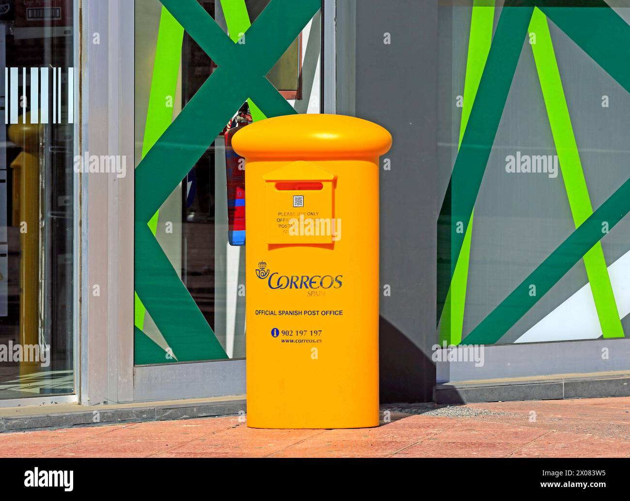 Correos - scatola postale spagnola in plastica gialla, El Cotillo, Fuerteventura, Isole Canarie, Spagna. Preso nel febbraio 2024. Foto Stock
