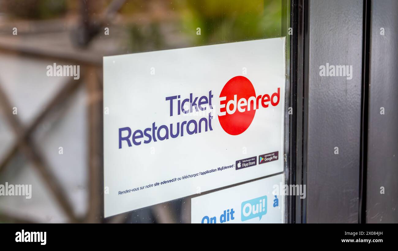 Adesivo su una vetrina del ristorante che indica che questa struttura accetta il pagamento da Edenred Ticket Restaurant, Parigi, Francia Foto Stock