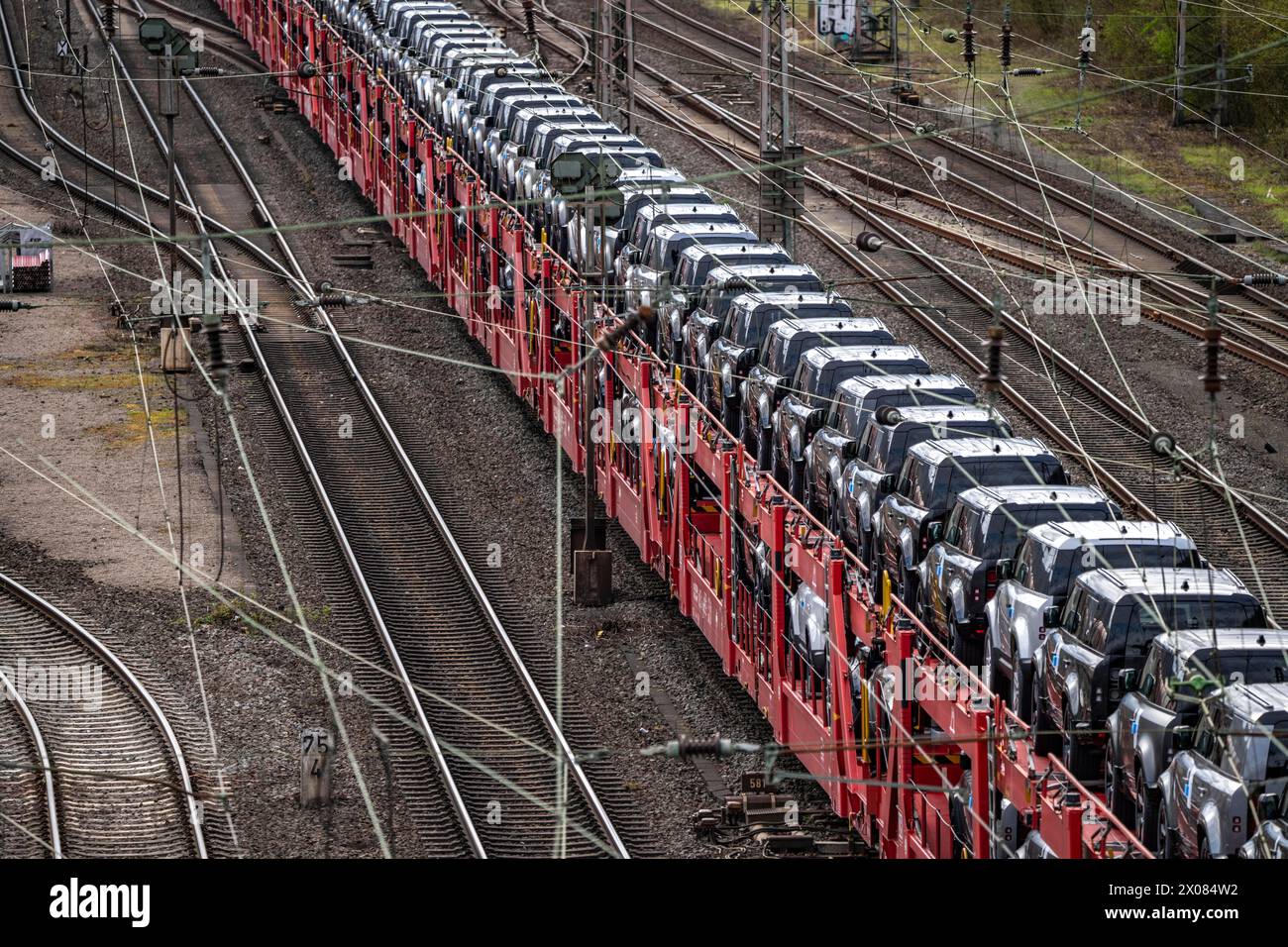 Treno merci, treno automobilistico con nuove vetture Landrover sulla linea ferroviaria merci presso lo smistamento Hagen-Vorhalle, è uno dei 9 più grandi in Germania, Foto Stock