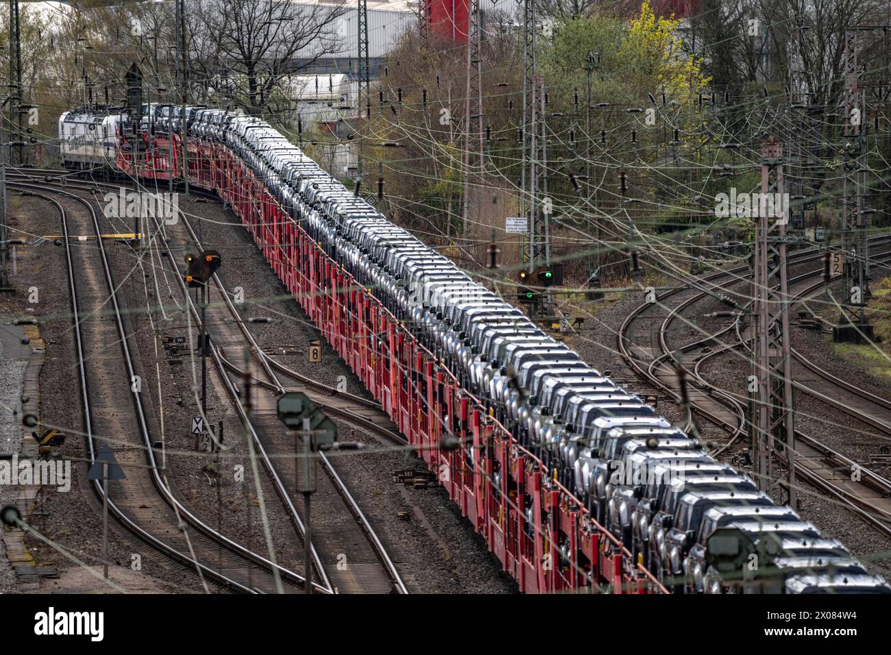 Treno merci, treno automobilistico con nuove vetture Landrover sulla linea ferroviaria merci presso lo smistamento Hagen-Vorhalle, è uno dei 9 più grandi in Germania, Foto Stock