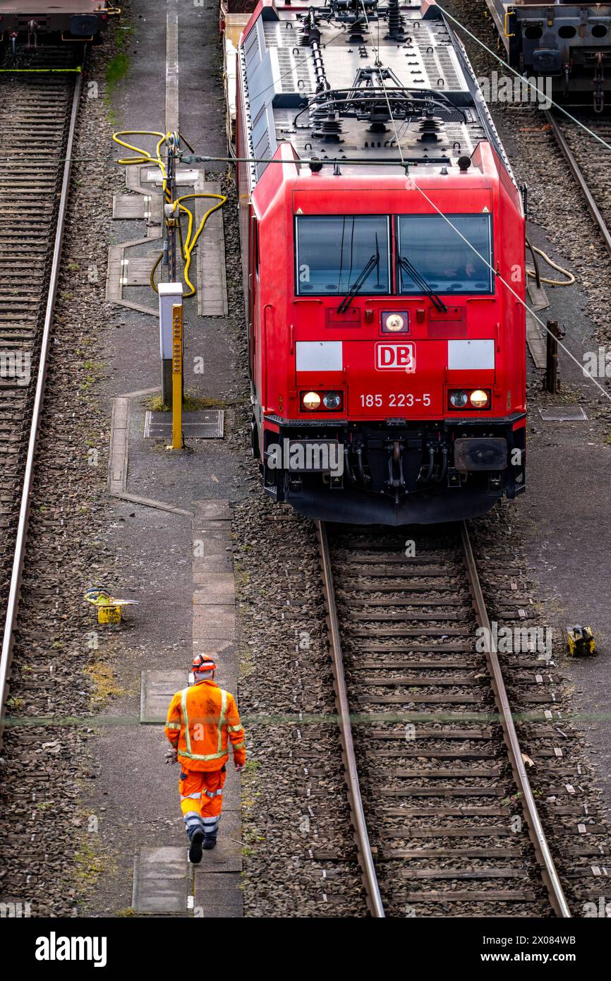 Shunter, operaio della ferrovia, locomotiva di manovra, presso il cantiere di smistamento Hagen-Vorhalle, uno dei 9 più grandi in Germania, si trova sulla Wuppertal Foto Stock