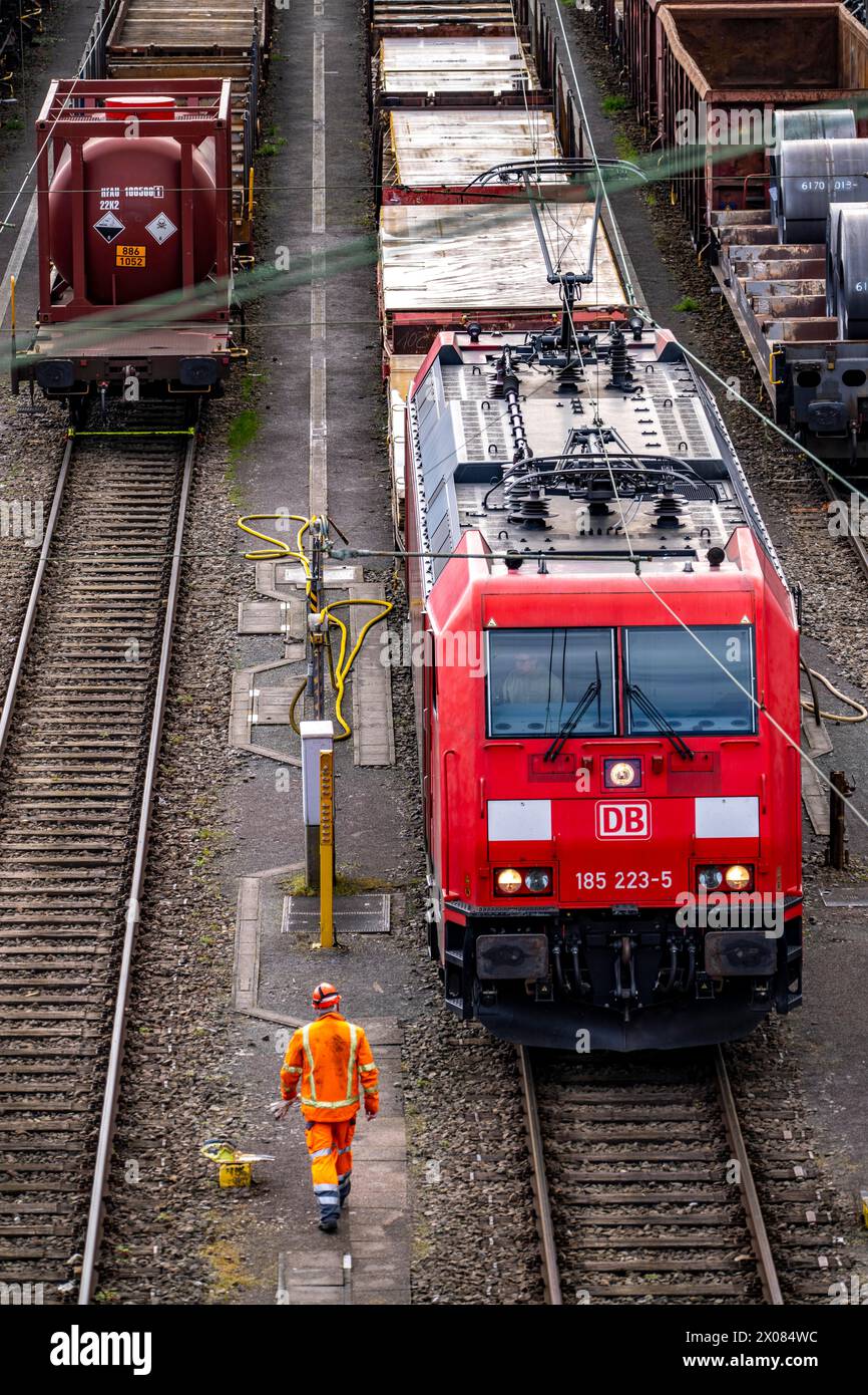 Shunter, operaio della ferrovia, locomotiva di manovra, presso il cantiere di smistamento Hagen-Vorhalle, uno dei 9 più grandi in Germania, si trova sulla Wuppertal Foto Stock