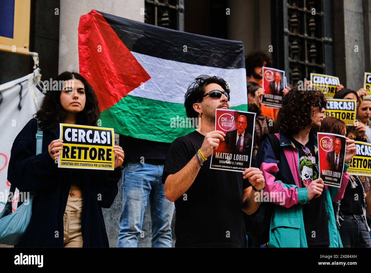 Napoli, Italia. 10 aprile 2024. La rete studentesca per la Palestina Napoli mette in scena un flashmob per denunciare l'uscita del Rettore Federico II Matteo Lorito dal suo luogo di lavoro. Il Rettore dell'Università Federico II, infatti, non ha ancora fatto alcuna dichiarazione sull'occupazione del senato accademico dell'Università Federico II di Napoli, né ha ascoltato le richieste dei manifestanti, che chiedono una cessione immediata con la società Leonardo e la fine delle relazioni con l'università di israele. Credito: Live Media Publishing Group/Alamy Live News Foto Stock