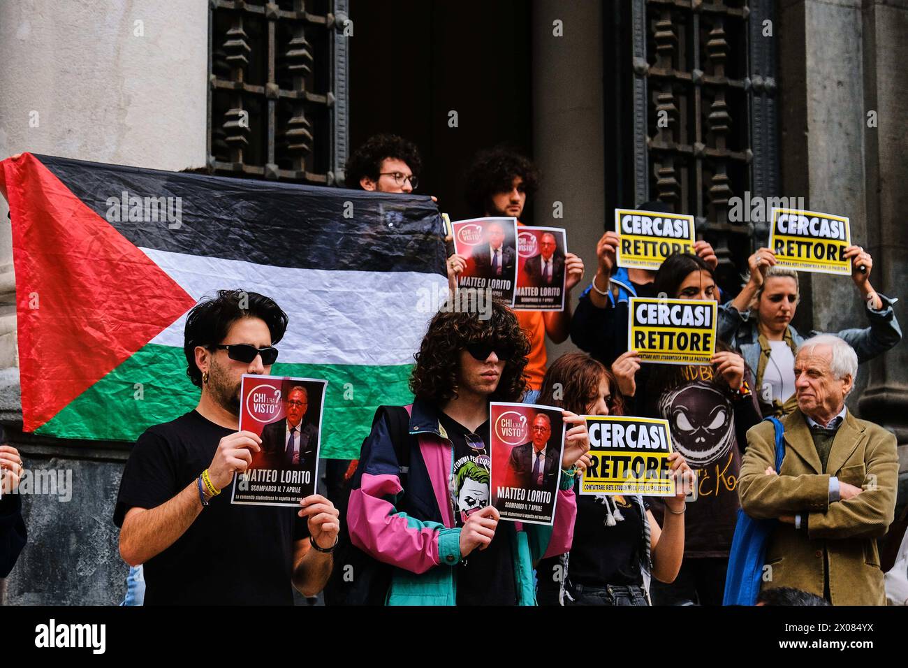 Napoli, Italia. 10 aprile 2024. La rete studentesca per la Palestina Napoli mette in scena un flashmob per denunciare l'uscita del Rettore Federico II Matteo Lorito dal suo luogo di lavoro. Il Rettore dell'Università Federico II, infatti, non ha ancora fatto alcuna dichiarazione sull'occupazione del senato accademico dell'Università Federico II di Napoli, né ha ascoltato le richieste dei manifestanti, che chiedono una cessione immediata con la società Leonardo e la fine delle relazioni con l'università di israele. Credito: Live Media Publishing Group/Alamy Live News Foto Stock