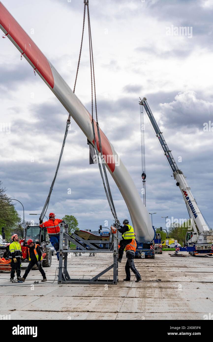 Preparazione per il trasporto di una pala lunga 68 metri, di una turbina eolica, con un veicolo semovente Blade-Lifter, lungo un percorso lungo 40 KM nel Ber Foto Stock