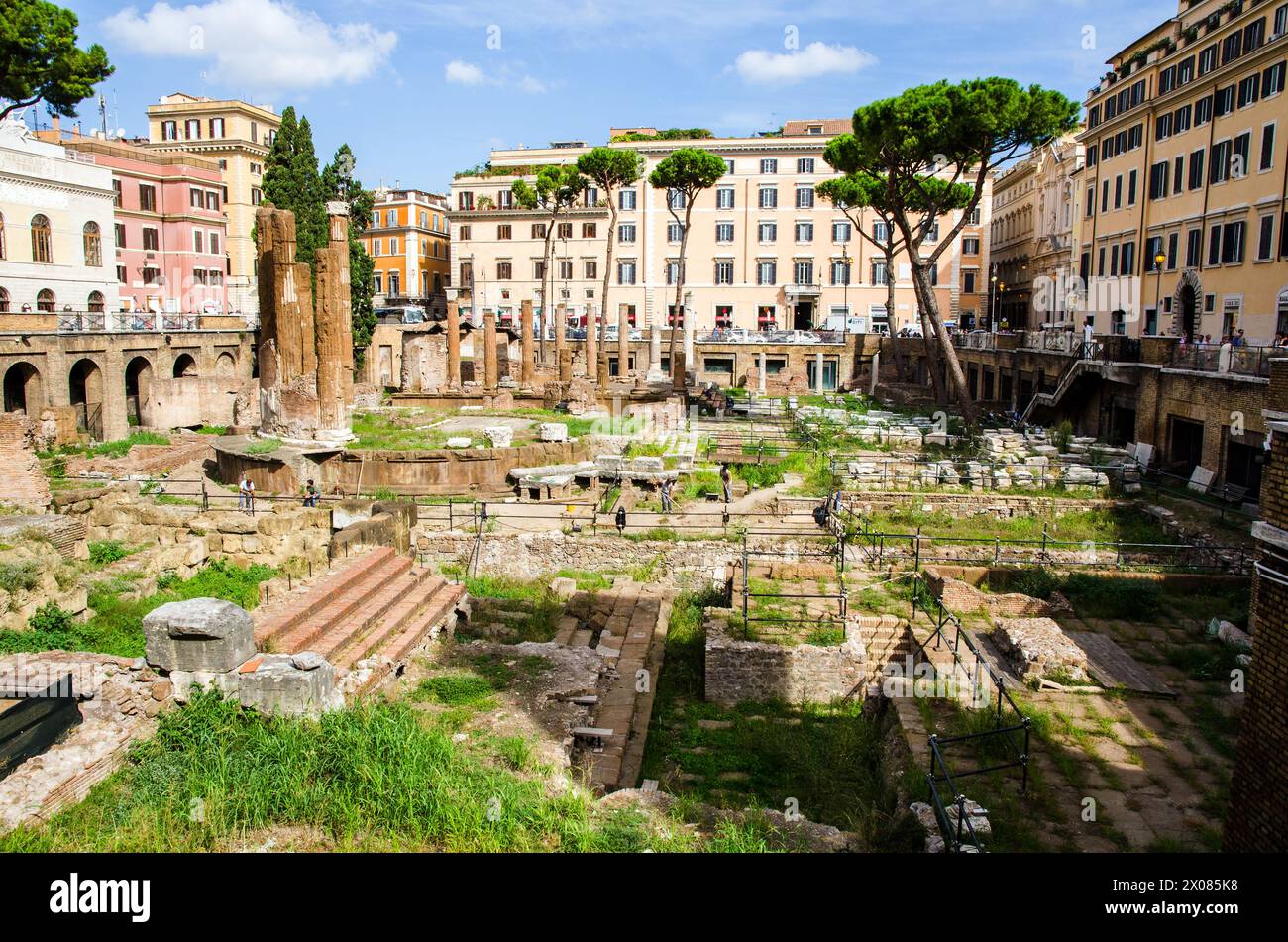 Area sacra ​​Largo dell'Argentina, sito archeologico vicino a dove fu ucciso Giulio Cesare - Roma, Italia Foto Stock