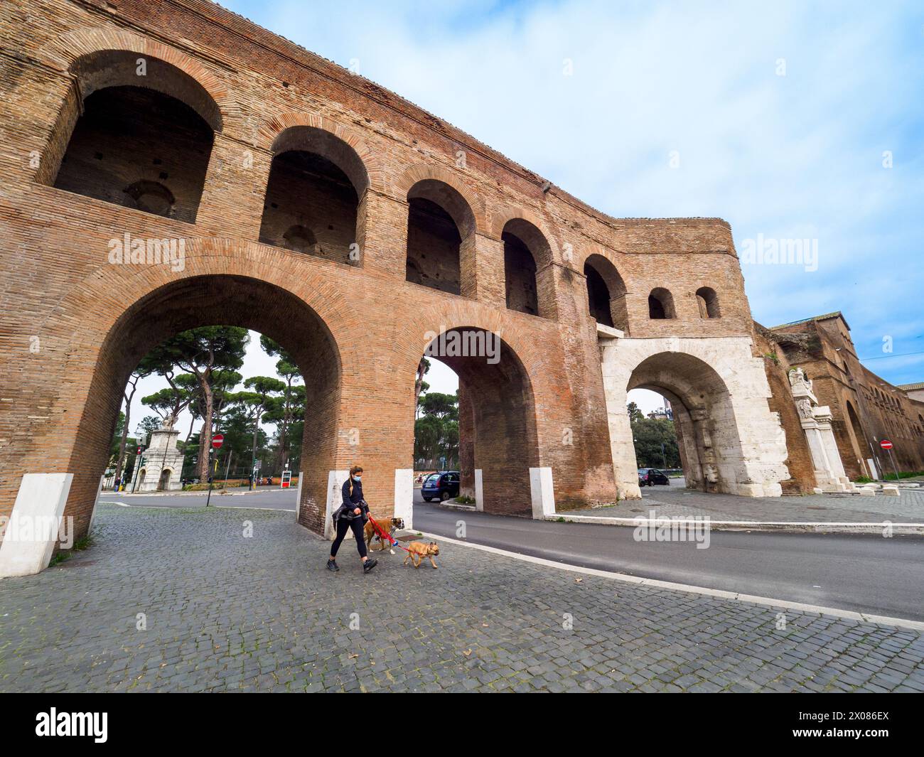 Vista interna di porta Pinciana, porta delle Mura Aureliane di Roma. Il nome deriva dalla gens Pigna, che possedeva l'omonimo colle (collina Pinciana) - Roma, Italia Foto Stock