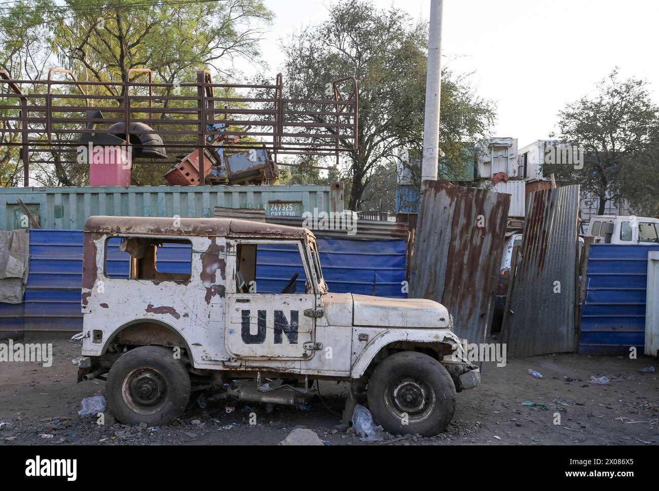 SUDAN DEL SUD, capitale Juba, rottami di automobili e spazzatura su strada, jeep rottami dell'organizzazione delle Nazioni Unite / SÜDSUDAN, Hauptstadt Juba, Straßenszene, Schrotthandel Foto Stock