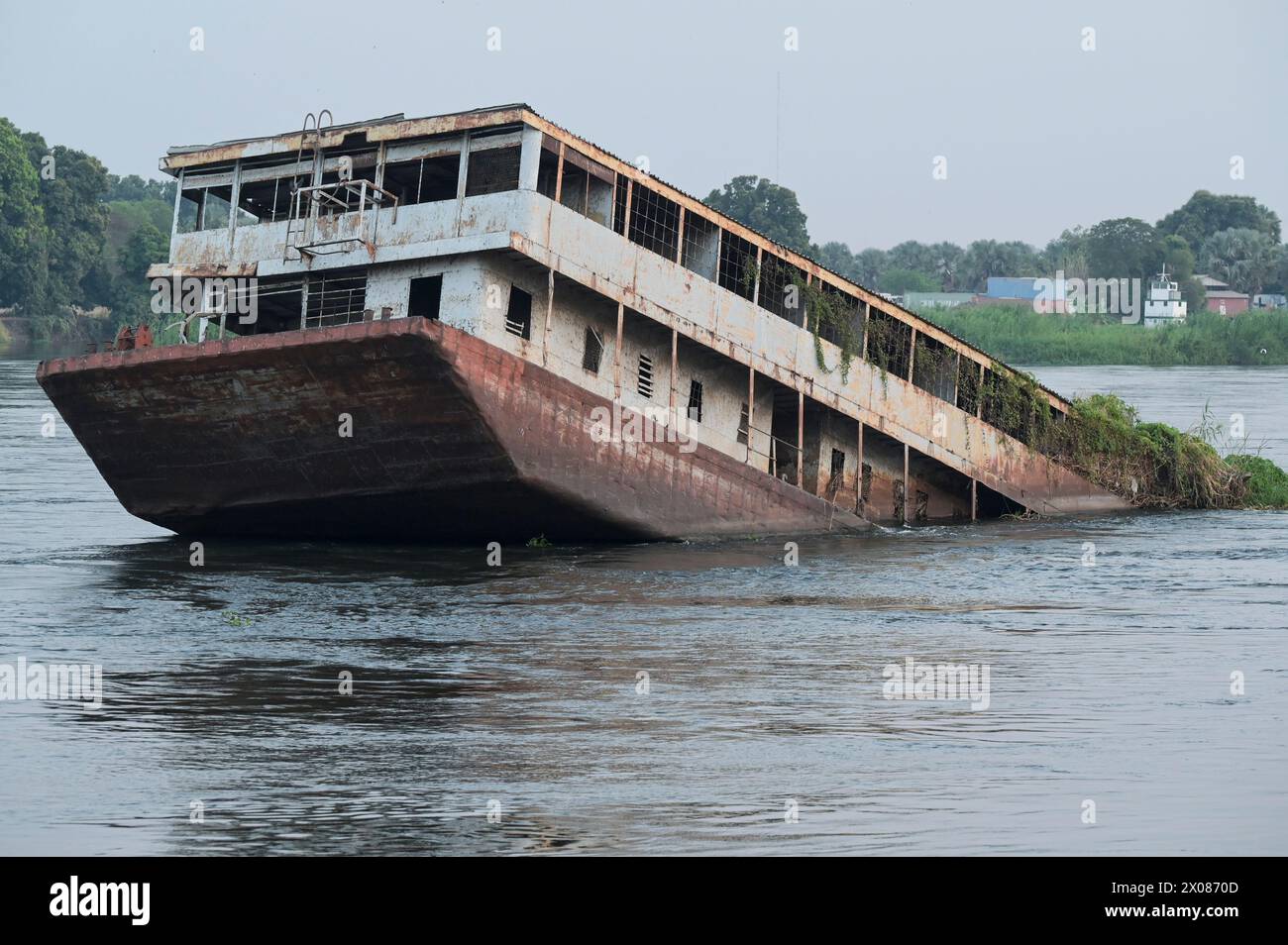 SUDAN DEL SUD, capitale Juba, fiume Nilo bianco, naufragio della nave affondata / SÜDSUDAN, Hauptstadt Juba, gesunkenes Flußschiff am Weißen Nil Fluß Foto Stock