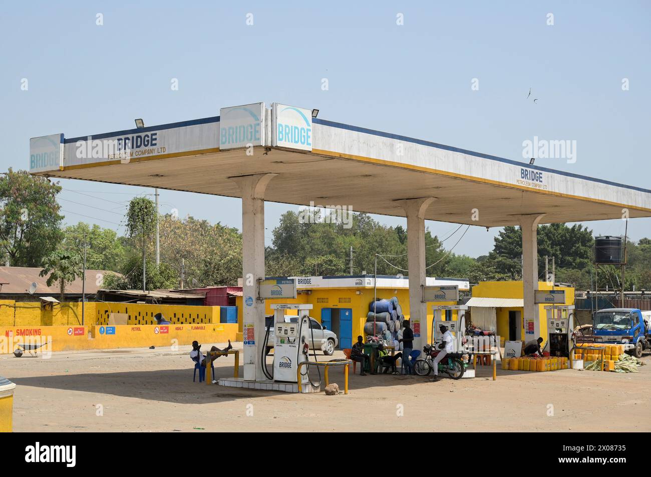 SUDAN DEL SUD, capitale Juba, stazione di servizio Bridge, il paese ricco di petrolio non ha una propria raffineria di petrolio e sta importando carburante / SÜDSUDAN, Hauptstadt Juba, Bridge Petroleum Company Ltd Tankstelle Foto Stock