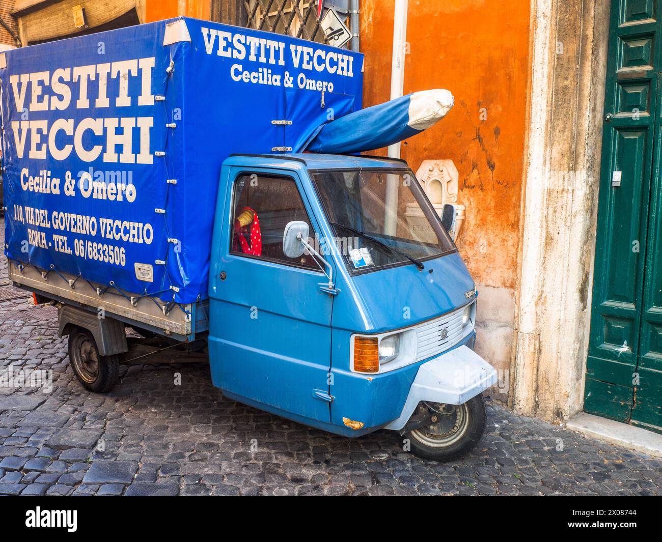 Un'auto Ape nel centro di Roma - Italia Foto Stock