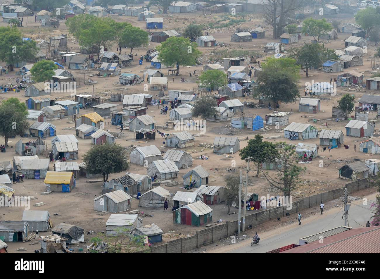 SUDAN DEL SUD, capitale Juba, insediamento di baraccopoli di rifugiati IDP provenienti da diversi conflitti etnici, vista aerea dall'Hotel Pyramid / SÜDSUDAN, Hauptstadt Juba, Slum, Armensiedlung mit IDP Binnenflüchtlingen aus den verschiedenen Konflikten im Südsudan am Hotel Pyramid Foto Stock