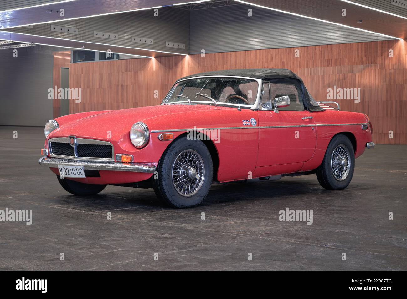 Bilbao, Spagna - 11 novembre 2023: MG MGB roadster in parcheggio coperto Foto Stock