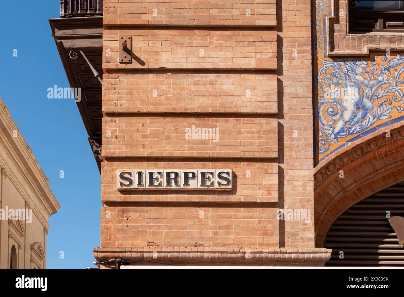 Sierpes Street è una passeggiata pedonale per lo shopping a Siviglia. Primo piano del cartello stradale. Foto Stock
