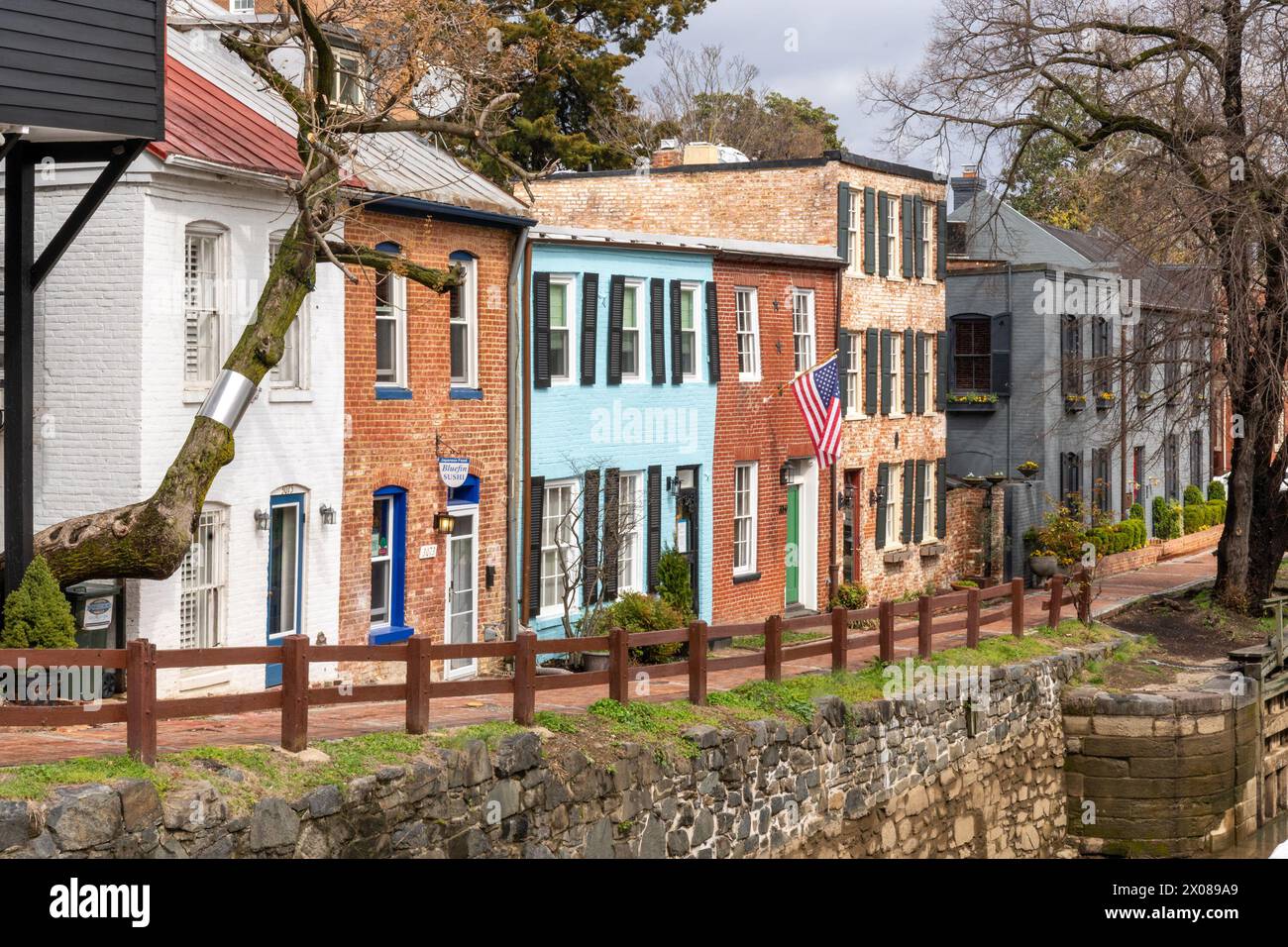 Washington DC - US - 23 marzo 2024, pittoresca vista delle affascinanti case in mattoni che costeggiano il sentiero del Chesapeake e del canale dell'Ohio nello storico Georgetown neigh Foto Stock