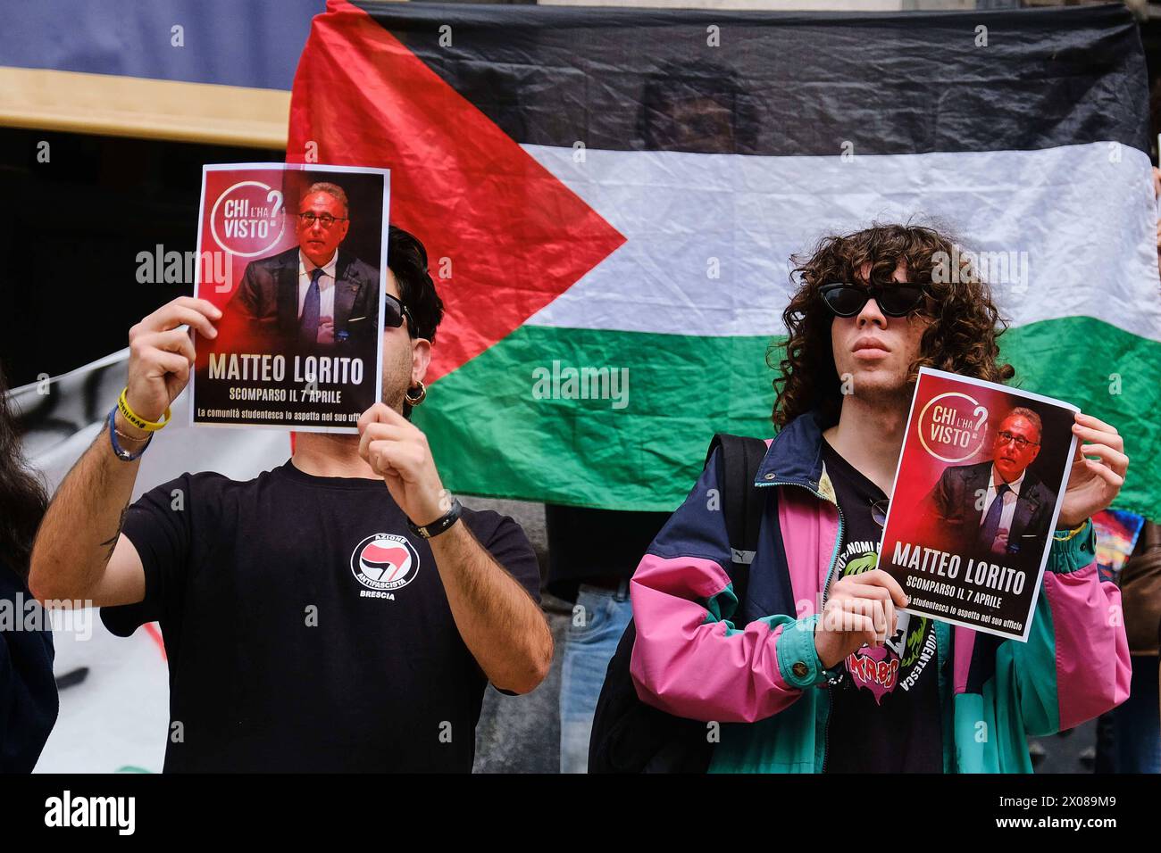 News - flashmob Università Federico II la rete studentesca per la Palestina la rete studentesca per la Palestina Napoli mette in scena un flashmob per denunciare la fuga del Rettore Federico II Matteo Lorito dal suo luogo di lavoro. Il Rettore dell'Università Federico II, infatti, non ha ancora fatto alcuna dichiarazione sull'occupazione del senato accademico dell'Università Federico II di Napoli, né ha ascoltato le richieste dei manifestanti, che chiedono una cessione immediata con la società Leonardo e la fine delle relazioni con l'università di israele. Napoli Napoli Italia Copyright Foto Stock