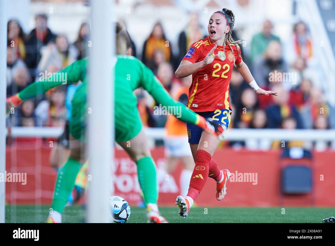 Athenea del Castillo di Spagna con il pallone durante la partita di qualificazione ALL'EURO femminile UEFA tra Spagna e Repubblica Ceca all'Estadio Municipal El Plan Foto Stock