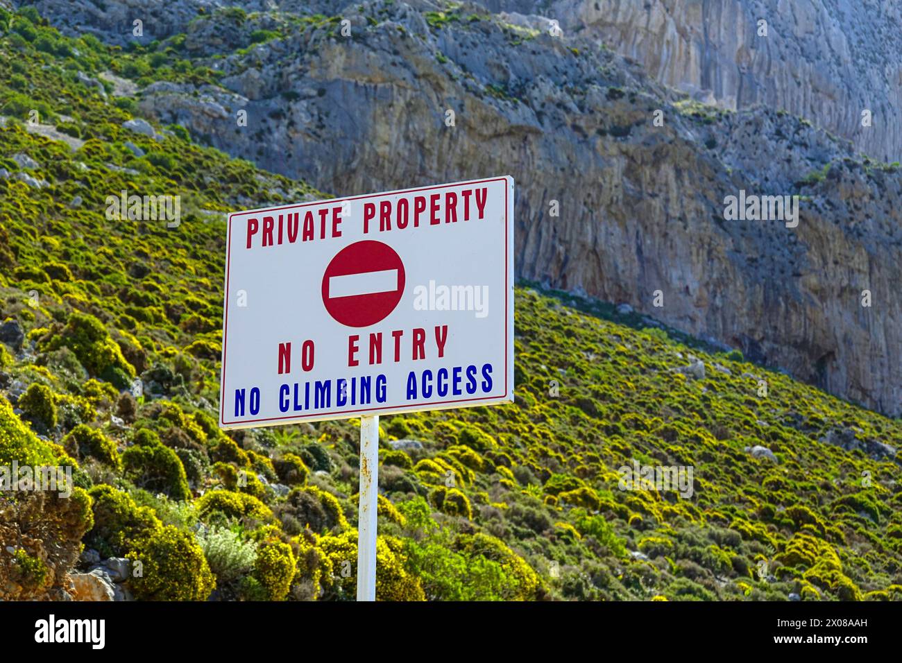 Cartello di proprietà privata, senza ingresso, senza accesso alle arrampicate, tempo di primavera sull'isola di Kalymnos, Isole del Dodecaneso, Mar Egeo, Grecia Foto Stock