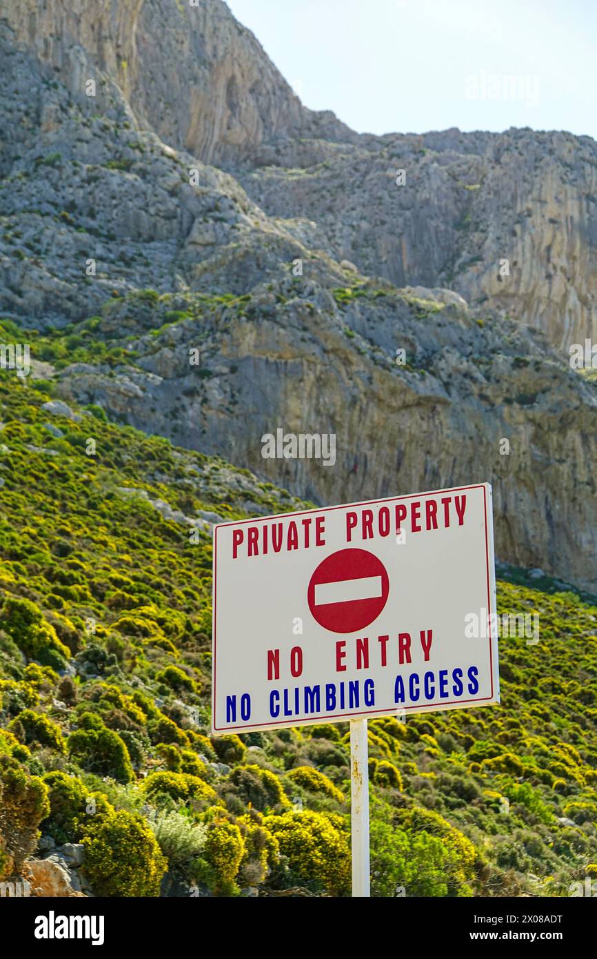 Cartello di proprietà privata, senza ingresso, senza accesso alle arrampicate, tempo di primavera sull'isola di Kalymnos, Isole del Dodecaneso, Mar Egeo, Grecia Foto Stock