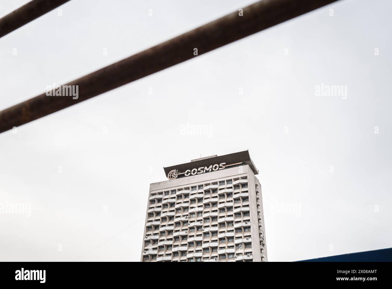 L'Hotel Cosmos è situato nel centro della città, con la statua equestre di Kotovski. Chisinau, Moldavia. Patricia Huchot-Boissier / Collectif DyF Foto Stock