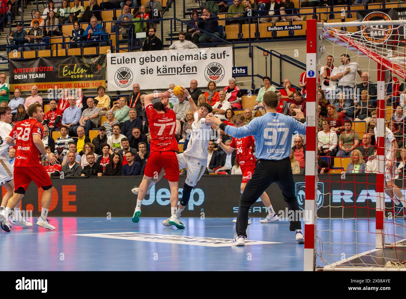 09.04.04.2024, 2. HBL, Handball-Bundesliga, 28. Spieltag): Eulen Ludwigshafen gegen TSV Bayer-Dormagen (Endstand 30:27). Jan-Christian Schmidt (42, Ba Foto Stock