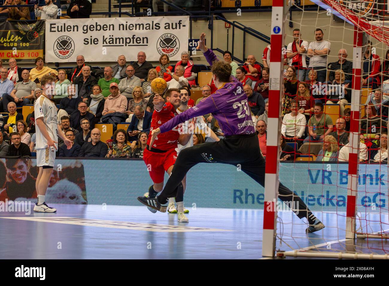 09.04.04.2024, 2. HBL, Handball-Bundesliga, 28. Spieltag): Eulen Ludwigshafen gegen TSV Bayer-Dormagen (Endstand 30:27). Kian Schwarzer (22 anni, Eulen Lud Foto Stock