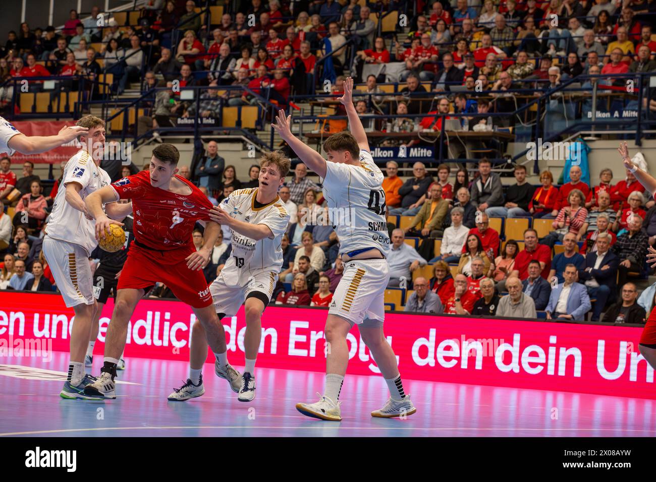 09.04.04.2024, 2. HBL, Handball-Bundesliga, 28. Spieltag): Eulen Ludwigshafen gegen TSV Bayer-Dormagen (Endstand 30:27). Hartes Ringen um den Ball zwi Foto Stock