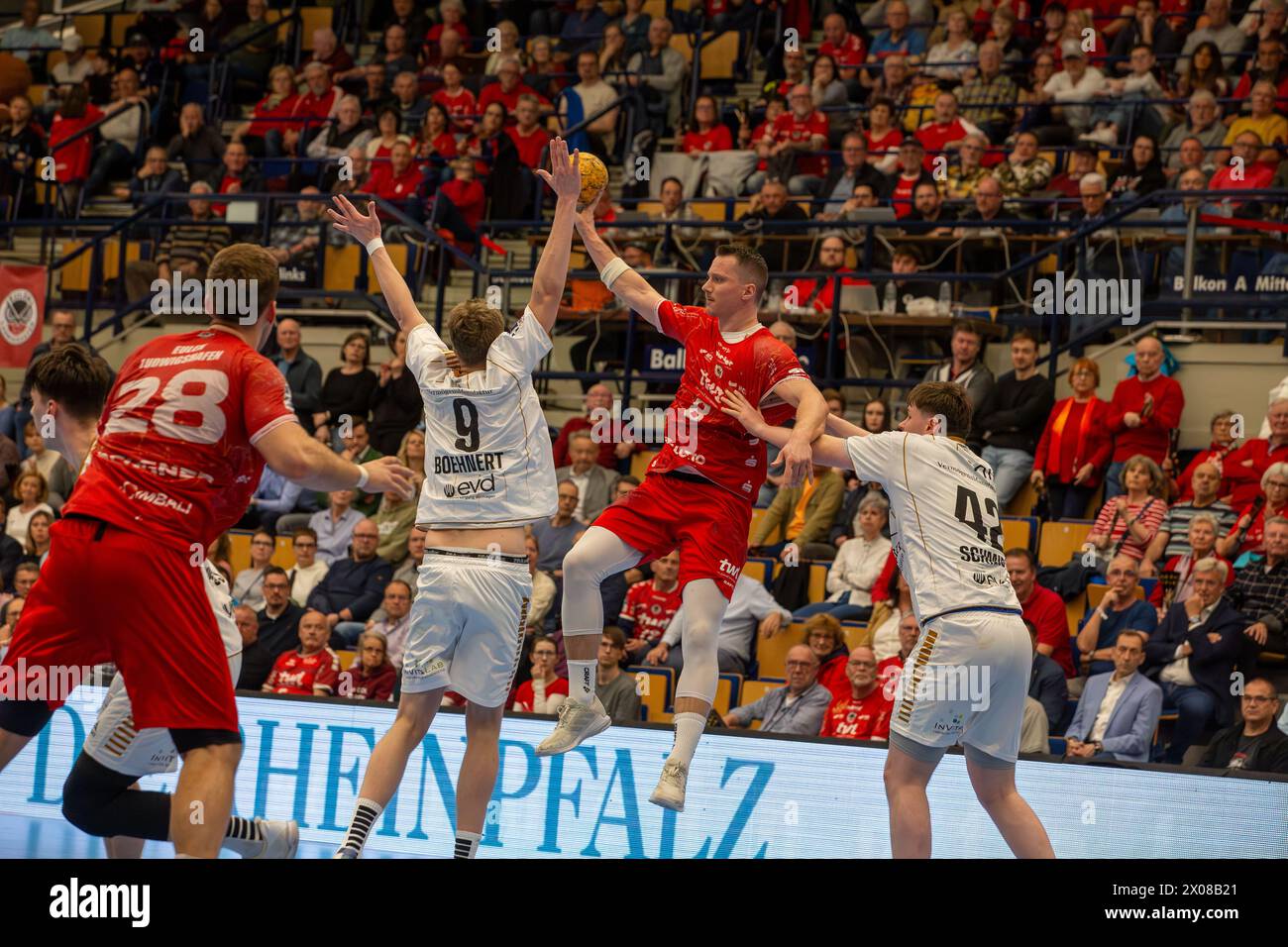 09.04.04.2024, 2. HBL, Handball-Bundesliga, 28. Spieltag): Eulen Ludwigshafen gegen TSV Bayer-Dormagen (Endstand 30:27). Spieler am Ball: Mex Raguse ( Foto Stock