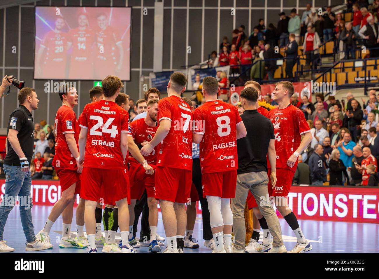 09.04.04.2024, 2. HBL, Handball-Bundesliga, 28. Spieltag): Eulen Ludwigshafen gegen TSV Bayer-Dormagen (Endstand 30:27). Freude der Spieler der Eulen Foto Stock