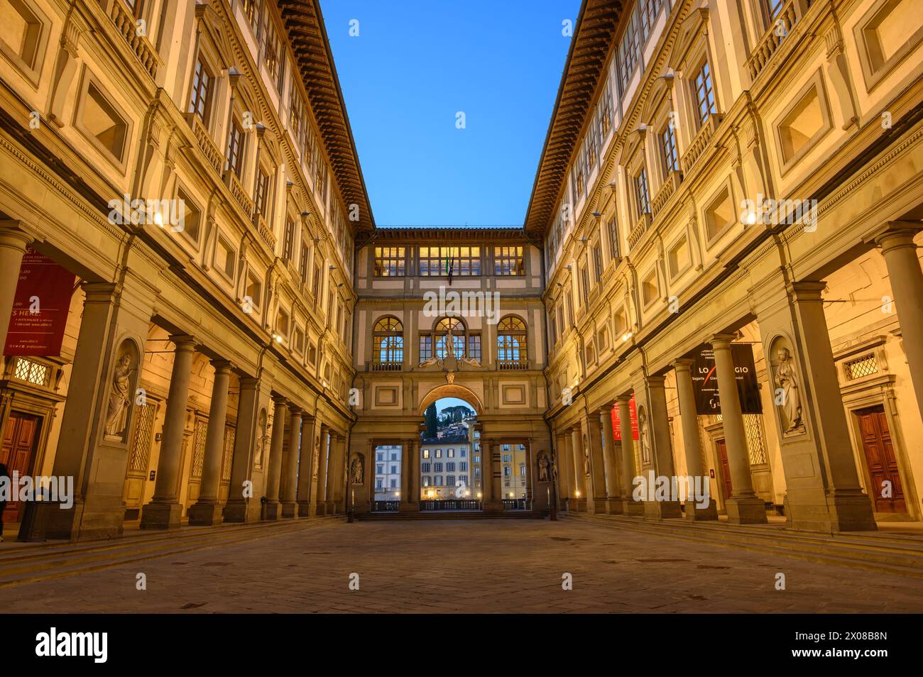 Firenze, Italia - 12 dicembre 2021: Galleria degli Uffizi al tramonto Foto Stock