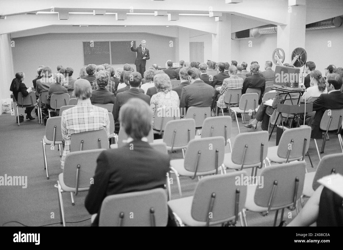 Attualmente 9 - 4 - 1973: Supermercato Holiday MagicVanity Holiday Magic vende principalmente cosmetici e articoli per la cura della pelle. Il loro metodo di vendita molto speciale è attualmente oggetto di indagine da parte del Mediatore dei consumatori. In Svezia, la società è stata condannata a riorganizzare le sue attività. Tra le altre cose, i venditori erano previsti un profitto troppo alto. I preparativi di Holiday Magic non sono pubblicizzati su giornali e riviste. Le vendite si basano sul contatto diretto con il consumatore. Le manifestazioni sono organizzate nelle case, le cosiddette feste domestiche. Holiday Magic è stata fondata nel 1964 da un americano di nome Willia Foto Stock