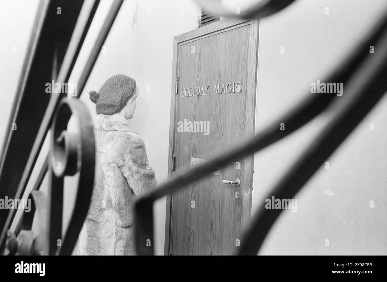 Attualmente 9 - 4 - 1973: Supermercato Holiday MagicVanity Holiday Magic vende principalmente cosmetici e articoli per la cura della pelle. Il loro metodo di vendita molto speciale è attualmente oggetto di indagine da parte del Mediatore dei consumatori. In Svezia, la società è stata condannata a riorganizzare le sue attività. Tra le altre cose, i venditori erano previsti un profitto troppo alto. I preparativi di Holiday Magic non sono pubblicizzati su giornali e riviste. Le vendite si basano sul contatto diretto con il consumatore. Le manifestazioni sono organizzate nelle case, le cosiddette feste domestiche. Holiday Magic è stata fondata nel 1964 da un americano di nome Willia Foto Stock