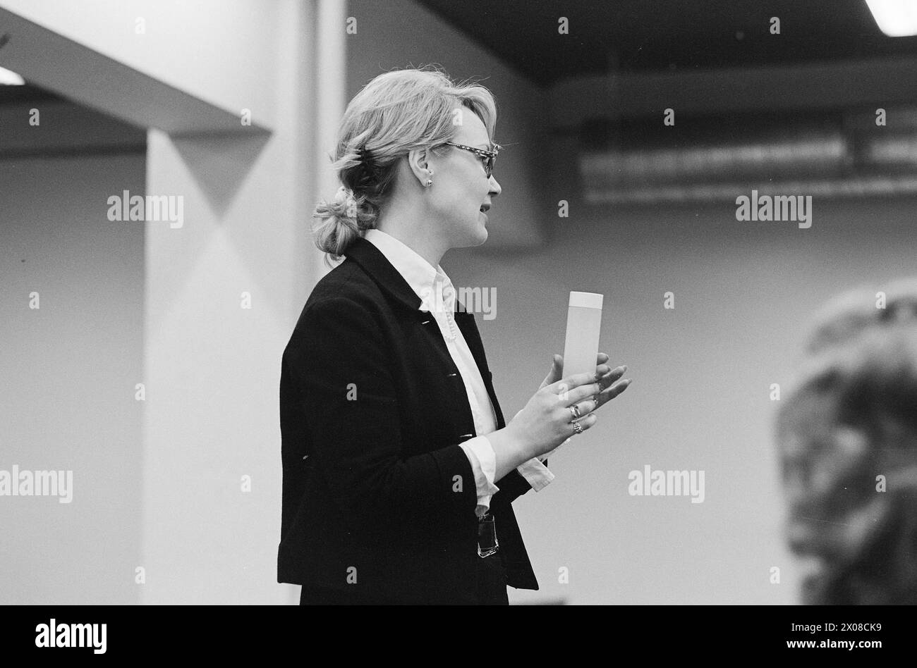 Attualmente 9 - 4 - 1973: Supermercato Holiday MagicVanity Holiday Magic vende principalmente cosmetici e articoli per la cura della pelle. Il loro metodo di vendita molto speciale è attualmente oggetto di indagine da parte del Mediatore dei consumatori. In Svezia, la società è stata condannata a riorganizzare le sue attività. Tra le altre cose, i venditori erano previsti un profitto troppo alto. I preparativi di Holiday Magic non sono pubblicizzati su giornali e riviste. Le vendite si basano sul contatto diretto con il consumatore. Le manifestazioni sono organizzate nelle case, le cosiddette feste domestiche. Holiday Magic è stata fondata nel 1964 da un americano di nome Willia Foto Stock