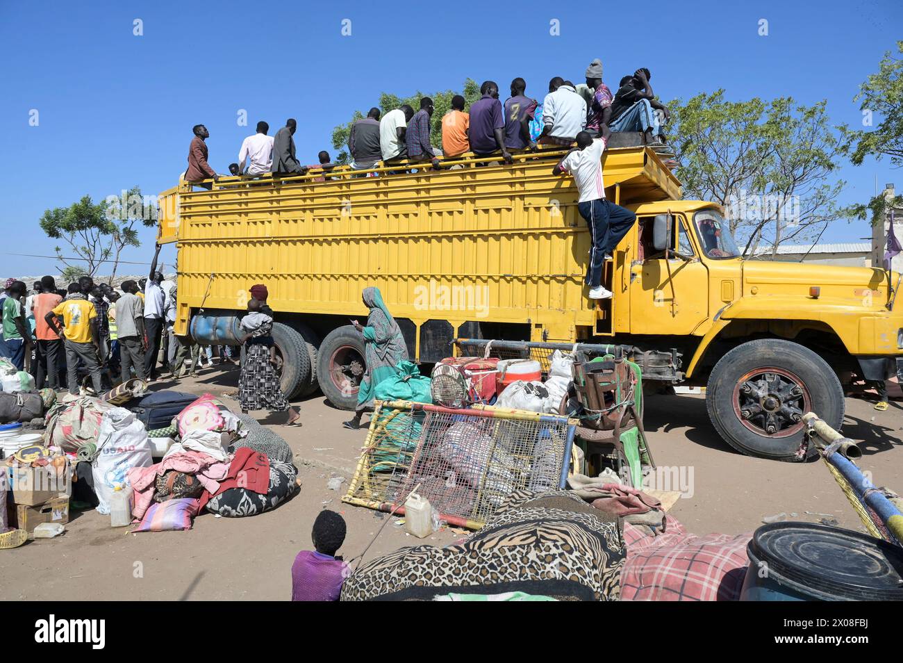 SUDAN DEL SUD, Stato dell'alto Nilo, città Renk, centro di transito dei rifugiati dell'UNHCR per i rifugiati provenienti dalla guerra del Sudan, dopo la registrazione, vengono trasportati in altri campi del Malakal e di altre regioni / SÜDSUDAN, Stato dell'alto Nilo, Stadt Renk, Flüchtlinge aus dem Sudan suchen Schutz vor dem Krieg, UNHCR Transit Flüchtlingslager bei Renk, Die Stadt liegt in der Nähe zur Grenze zum Sudan, Flüchtlinge werden nach Aufnahme und Registrierung weiter in Flüchtlingslager nach Malakal transportiert Foto Stock