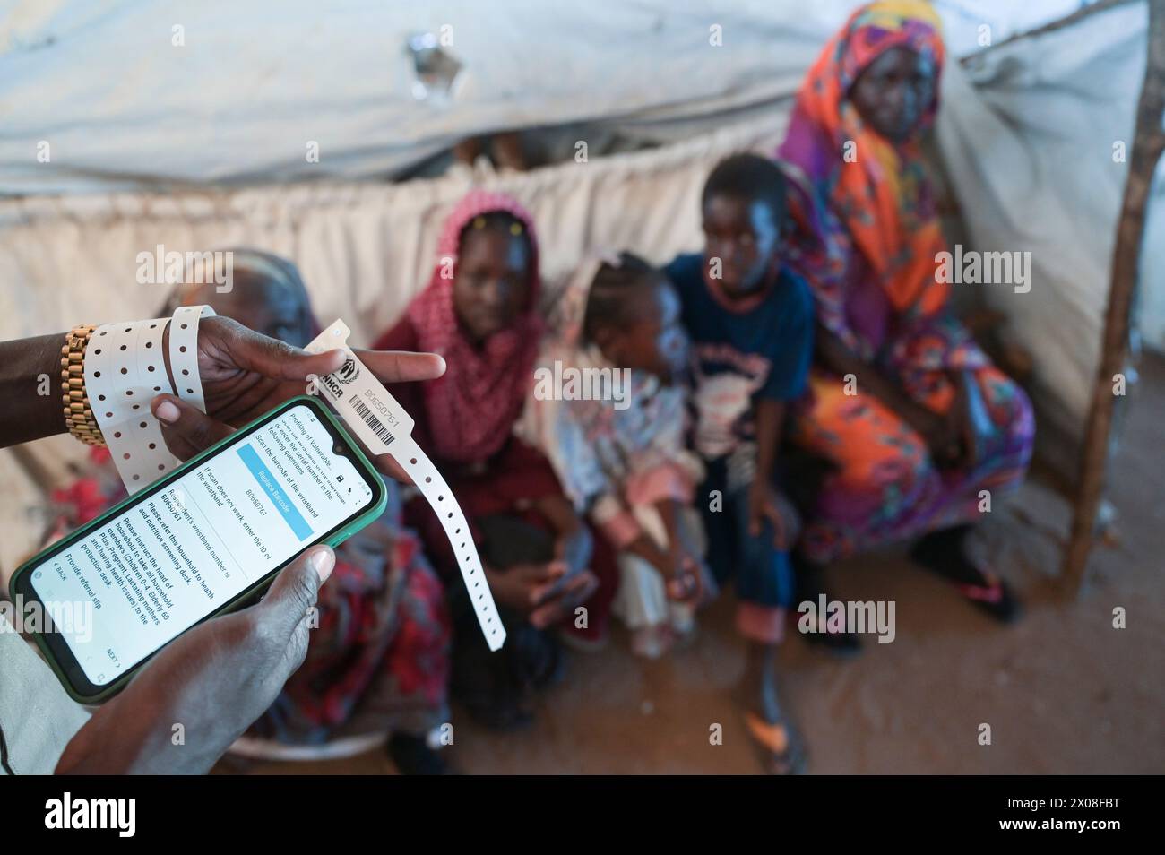 SUDAN DEL SUD, Stato dell'alto Nilo, stazione di frontiera Joda vicino a Renk, centro di transito per rifugiati dell'UNHCR per rifugiati dalla guerra in Sudan, dopo la registrazione vengono trasportati in altri campi nel Malakal e in altre regioni, codice di registrazione dell'UNHCR Foto Stock