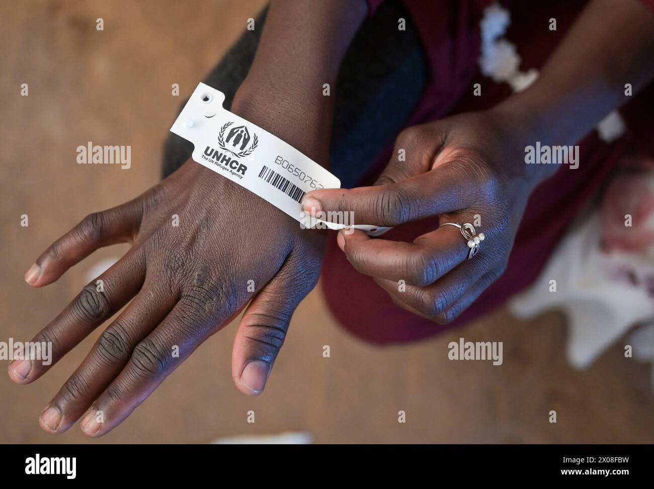SUDAN DEL SUD, Stato dell'alto Nilo, stazione di frontiera Joda vicino a Renk, centro di transito per rifugiati dell'UNHCR per rifugiati dalla guerra in Sudan, dopo la registrazione vengono trasportati in altri campi nel Malakal e in altre regioni, codice di registrazione dell'UNHCR Foto Stock