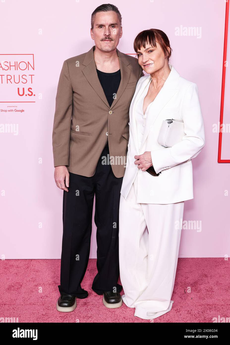BEVERLY HILLS, LOS ANGELES, CALIFORNIA, Stati Uniti d'America - 09 APRILE: Balthazar Getty e Rosetta Getty arrivano ai Fashion Trust U.S. Awards 2024 tenuti in una residenza privata il 9 aprile 2024 a Beverly Hills, Los Angeles, California, Stati Uniti. (Foto di Xavier Collin/Image Press Agency) Foto Stock